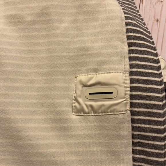 Lululemon cream gray striped vest with 2 zipper pockets and ear phone access - Picture 6 of 9